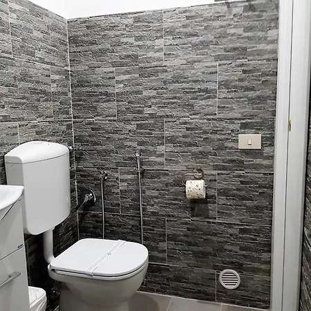 Affittacamere Roomy - Il Faraone 3*