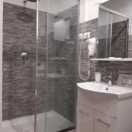 Affittacamere Roomy - Il Faraone 3*