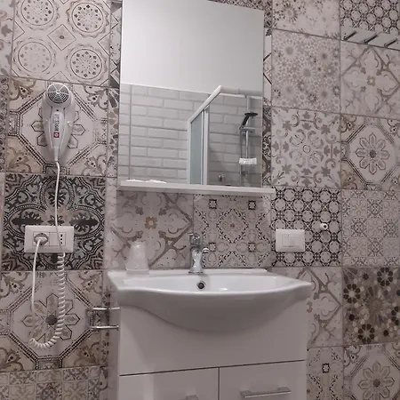 Roomy - Il Faraone Affittacamere 3*