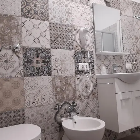 Affittacamere Roomy - Il Faraone 3*